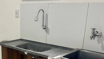 Douche, serviettes fournies, savon, papier toilette