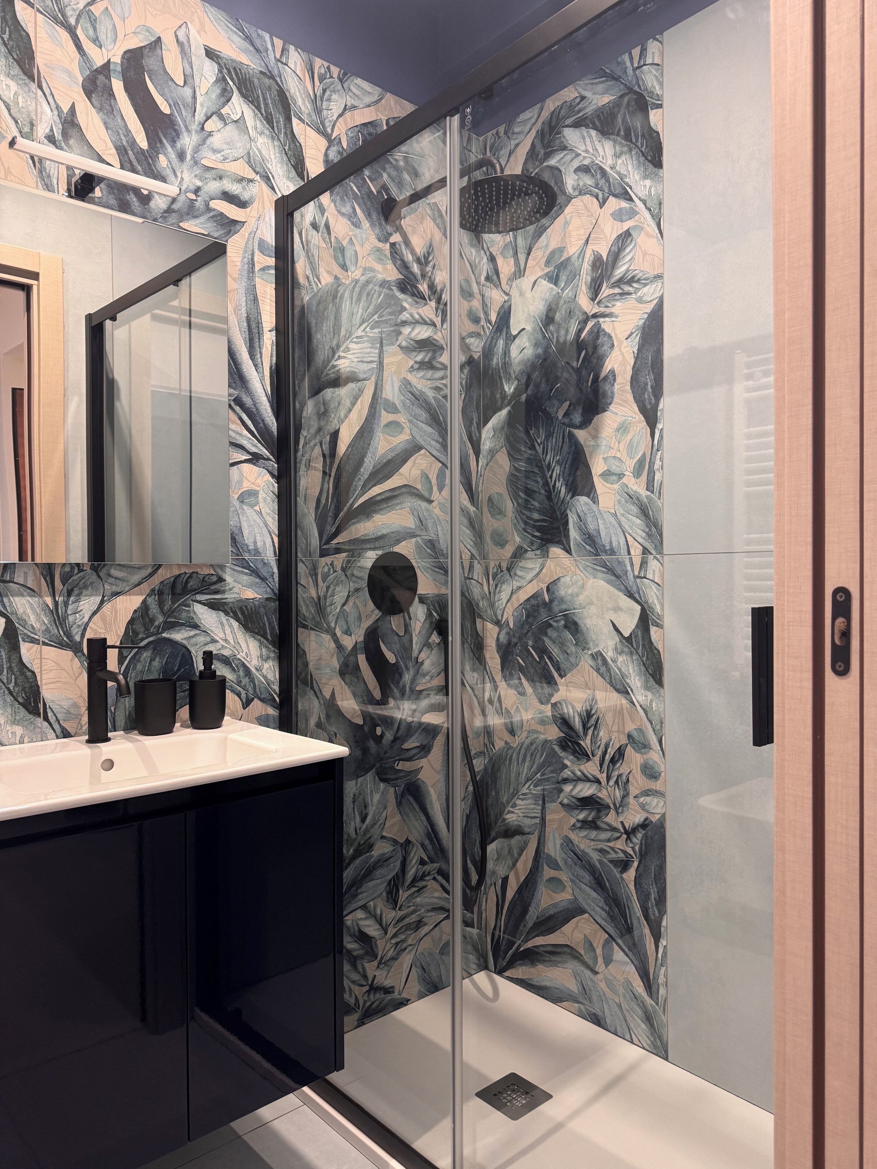 Douche, sèche-cheveux, bidet, serviettes fournies