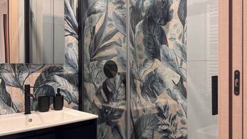 Douche, sĂšche-cheveux, bidet, serviettes fournies