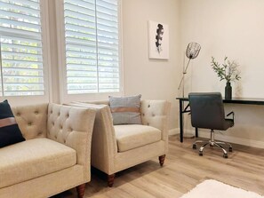 TV - 3-bedroom condo in delightful Irvine with AC (Irvine)