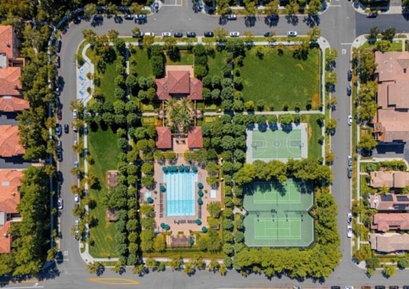 Exterior - 3-bedroom condo in delightful Irvine with AC (Irvine)