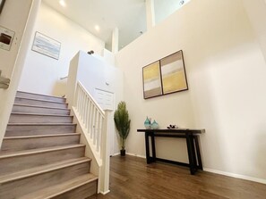 Interior - 3-bedroom condo in delightful Irvine with AC (Irvine)