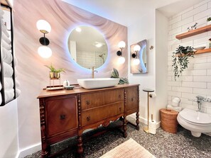 Douche, séchoir à cheveux, serviettes fournies, savon