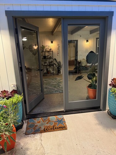 Cozy private studio with AC and indoor patio with hot tub in charming Solvang