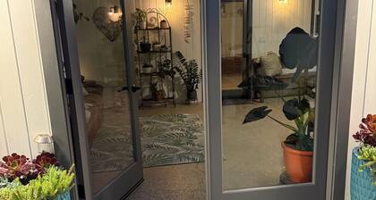 Cozy private studio with AC and indoor patio with hot tub in charming Solvang