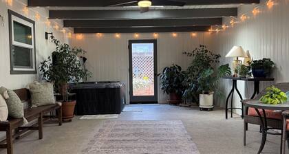 Cozy studio with AC and indoor patio with hot tub in charming Solvang
