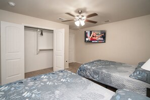 4 bedrooms, iron/ironing board, WiFi, bed sheets