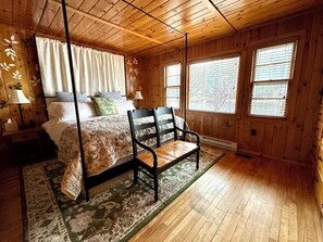 3 bedrooms, desk, iron/ironing board, free WiFi - Cozy Lake Cabin • Walk to Ice Palace & Carnival (Saranac Lake)