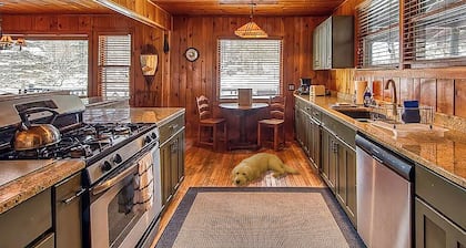 Lakefront Adirondack Cabin • Dock + Canoe • 10 min to Lake Placid