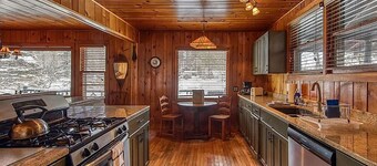 Saranac Lake - Cozy Lakefront Retreat