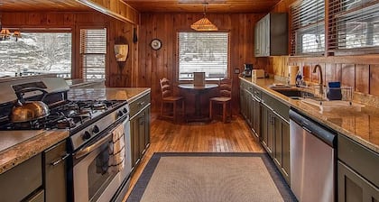 Saranac Lake - Cozy Lakefront Retreat