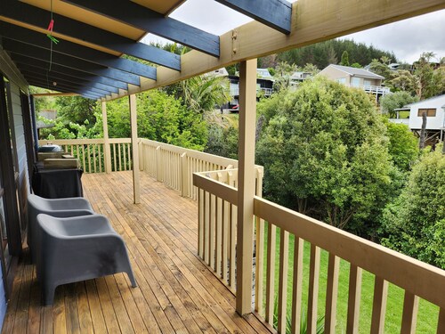 Relax by the reserve 2 minutes walk to beach and cafe at beautiful Onemana beach