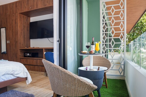 1 habitación, caja de seguridad en la habitación y escritorio 