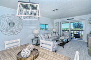 Fernseher, Tischtennisplatte, Bücher