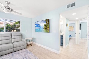 Smart TV - 2BR Beach Condo + 4‑Seat Cart, Pet‑Friendly (Indian Rocks Beach)