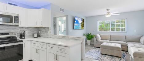 Frigorífico, microondas, horno y placa de cocina