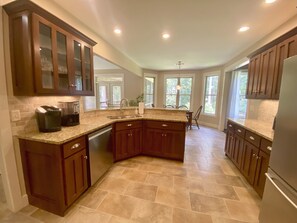 Mikrobølgeovn, ovn, kogeplade, opvaskemaskine