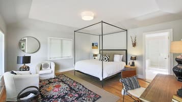 4 bedrooms, desk, iron/ironing board, travel crib