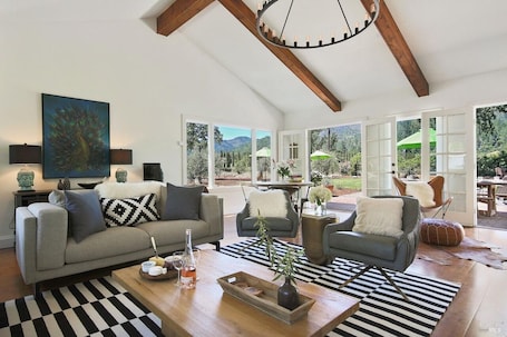 Smart TV, fireplace, stereo. Sonoma Vineyard Retreat with Pool, Hot Tub & Vineyard Views