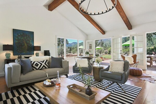 Smart TV, fireplace, stereo