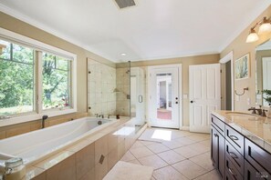 Shower, hair dryer, towels, soap - Sonoma Vineyard Retreat with Pool, Hot Tub & Vineyard Views (Kenwood)