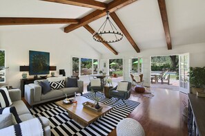 Smart TV, fireplace, stereo