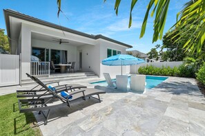 A heated pool - New! Sunset Walk โ Brand New Luxury Home, Just a Short Stroll to Vanderbilt Beach (Naples)