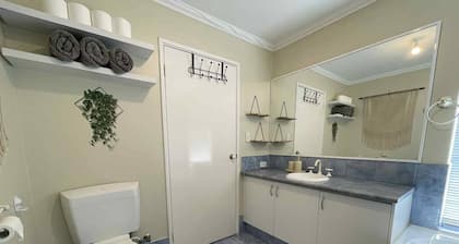Wannanup Retreat - Spacious Family Home - Sleep Up To 10 - Pet Friendly