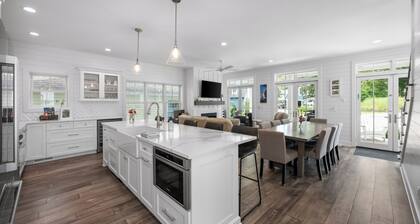 New Build Lakeside Cottage 2022 Modern Conveniences with Cottage Feel