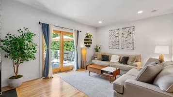 Smart TV, tenis de mesa y monitor de computadora