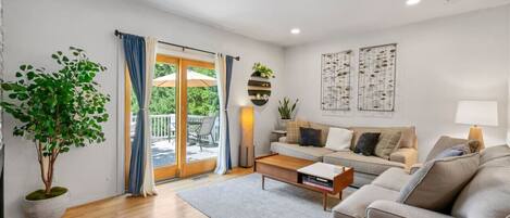 Smart-TV, Tischtennisplatte, Computerbildschirme