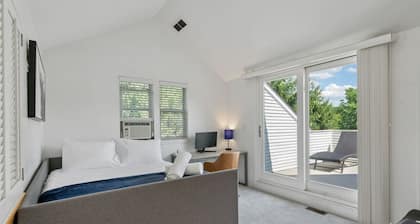 Stunning 4-story Home | Sauna | Parking | Walkable