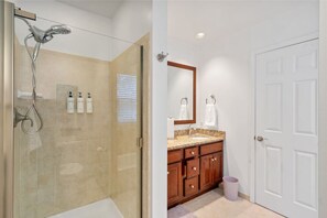 Secador de pelo y toallas