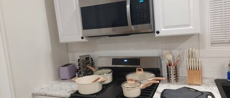 Een microgolfoven, een oven, een kookplaat, een vaatwasser