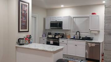 Microondas, horno, parrilla de estufa y lavavajillas