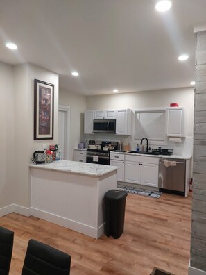 Microondas, horno, placa de cocina y lavavajillas