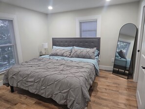 3 عدّة غرف نوم ومكواة/لوح كي وواي فاي وملاءات أسرّة