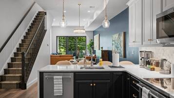 Frigorífic, microones, forn i placa de cuina