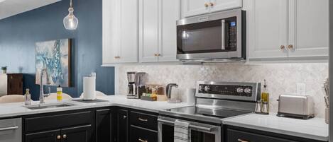 Geladeira, micro-ondas, fogão, cooktop