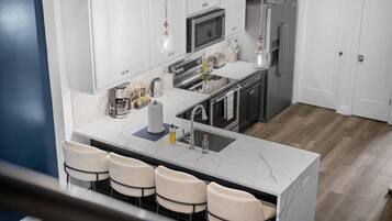 Kjøleskap, mikrobølgeovn, ovn og kokeplater