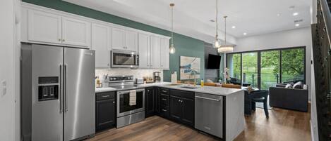 Kühlschrank, Mikrowelle, Ofen, Herdplatte