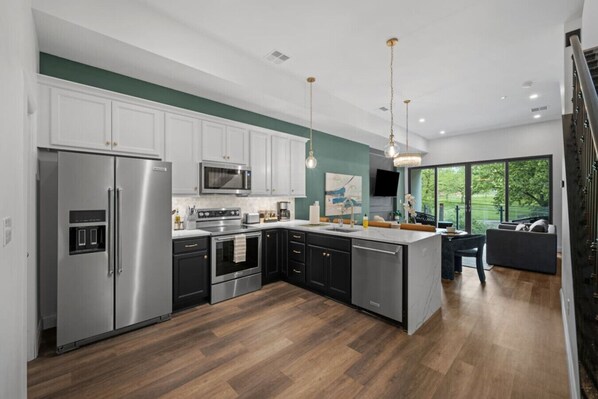 Réfrigérateur, four à micro-ondes, un four, surface de cuisson