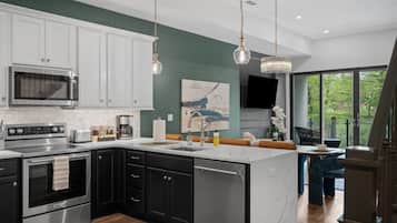 Coffee/tea maker, fridge, microwave, oven