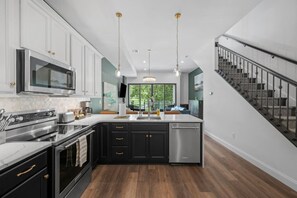 Réfrigérateur, four à micro-ondes, un four, surface de cuisson