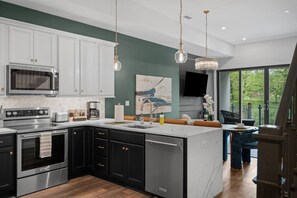 Fridge, microwave, oven, stovetop - Stunning Penthouse Double King Suite |Rooftop Deck (Pittsburgh)