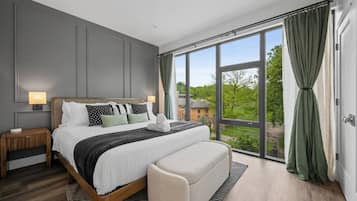 2 bedrooms, desk, travel crib, WiFi