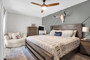 2 bedrooms, WiFi, bed sheets, wheelchair access - Fun Southwestern Condo in Old Town Scottsdale: pool/bbq/walk to bars and shops (Scottsdale)