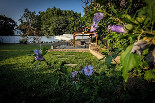 Luxury Family Home with Private Yard in Salem- parking included