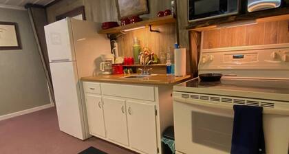 Charming 2-bedroom, 3 bed cabin in welcoming Hermitage with AC