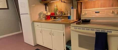 Réfrigérateur, micro-ondes, four, plaque de cuisson